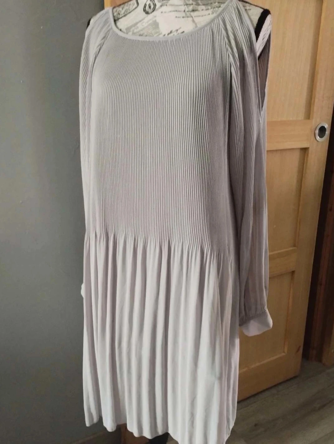 Vestido gris, hombros descubiertos, Piment Rouge, T40 – photo 2